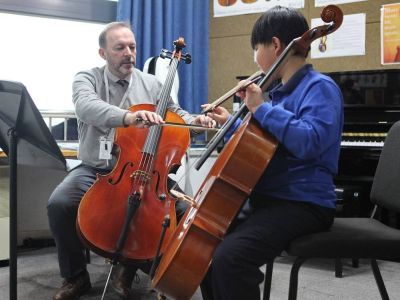 Richard Ward-Roden teaching cello to a young person in Changzhou