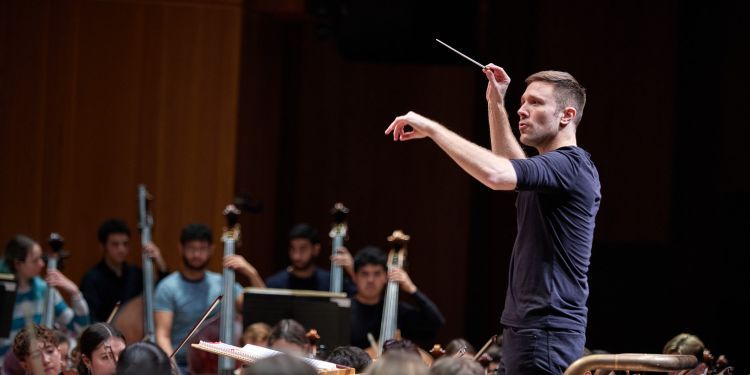 Roberto González-Monjas conducts the GSO in a rehearsal