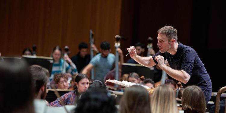 Roberto González-Monjas conducts the GSO in a rehearsal