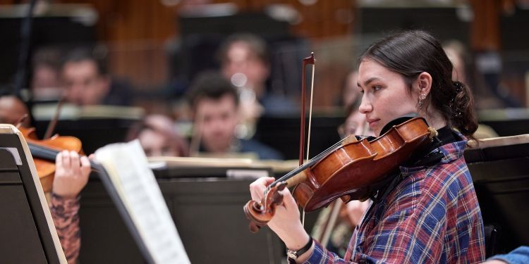 Viola player in a GSO rehearsal