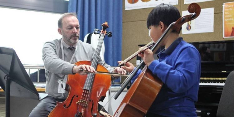 Richard Ward-Roden teaching cello to a young person in Changzhou