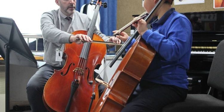 Richard Ward-Roden teaching cello to a young person in Changzhou