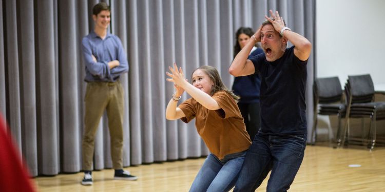 Two participants in an improvisation workshop 