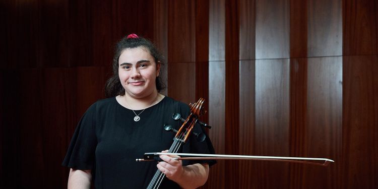 Ellen Baumring-Gledhill holding cello