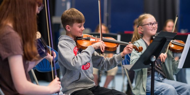 3 violin players