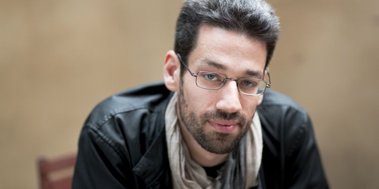 Headshot of Jonathan Biss sat on a chair
