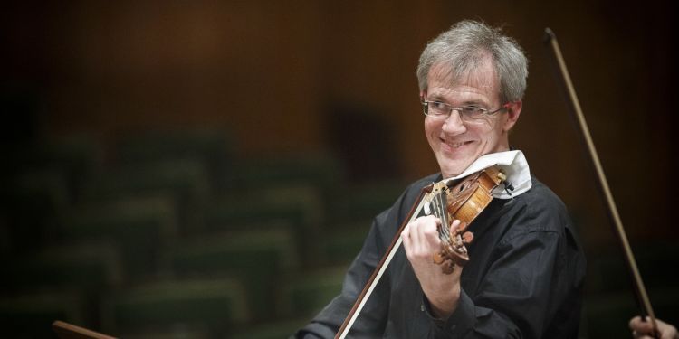 Photo of Redik Wolfgang playing the violin 