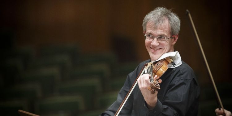 Photo of Redik Wolfgang playing the violin