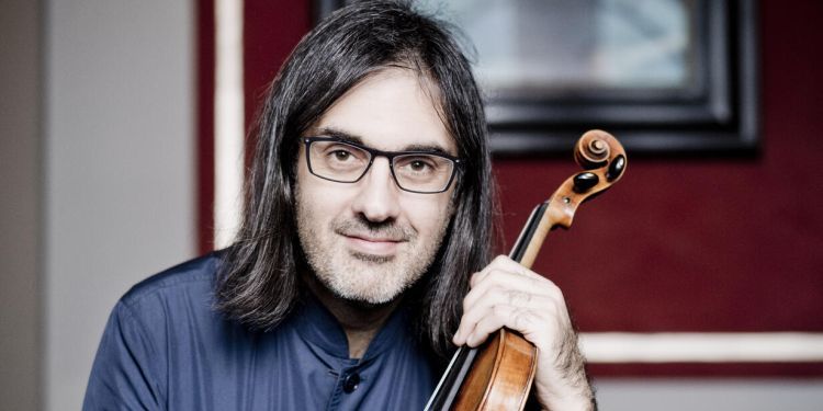 Leonidas Kavakos holding violin