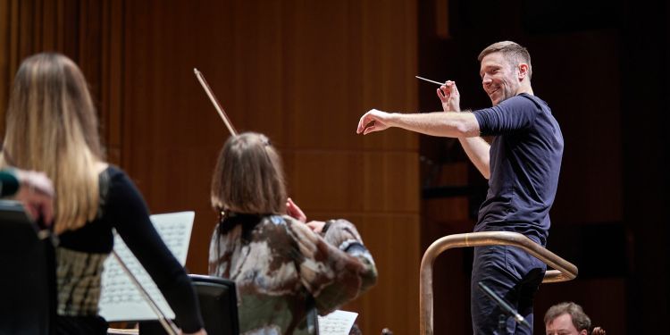Roberto González-Monjas conducting the Guildhall Symphony Orchestra