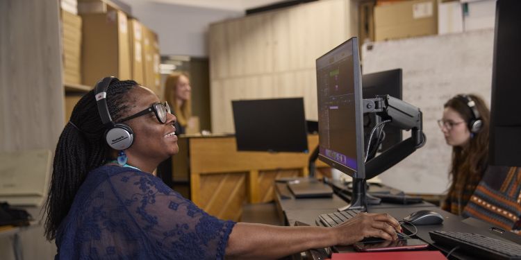 Short Courses - Summer Schools 2024 - Music Production in Logic Pro 18+ - Participant at Computer (Paul Cochrane)