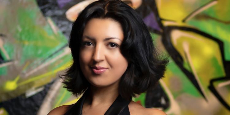 Alexandra Dariescu against graffiti background