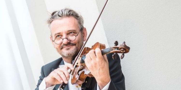 Johannes Meissl playing violin