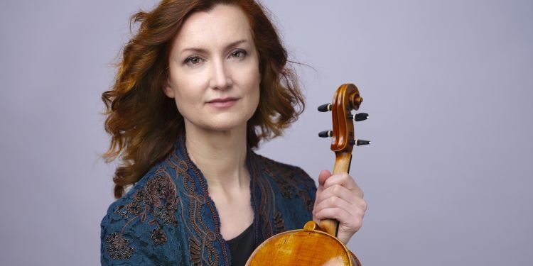 Vinciane Beranger holding viola