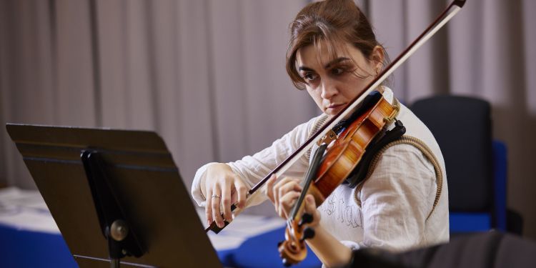 Picture of a Guildhall strings student playing the violin