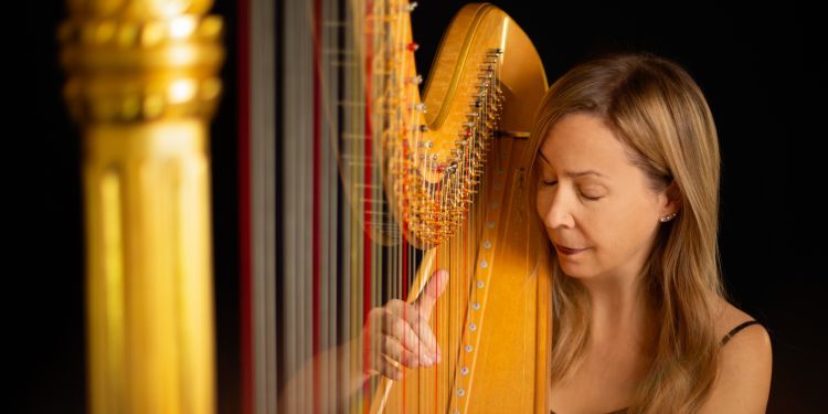 Heidi Krutzen headshot - with harp