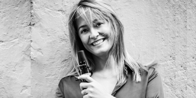 Black and white headshot of Laura Ruiz Ferreres holding a clarinet