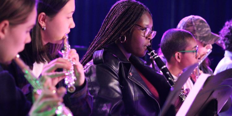 Image of students playing the clarinet 