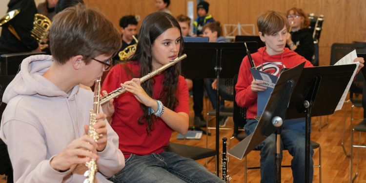 Students play the flute 