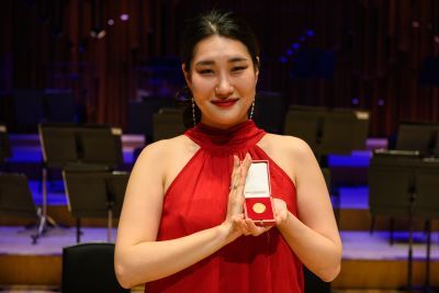 Seohyun Go holding Gold Medal
